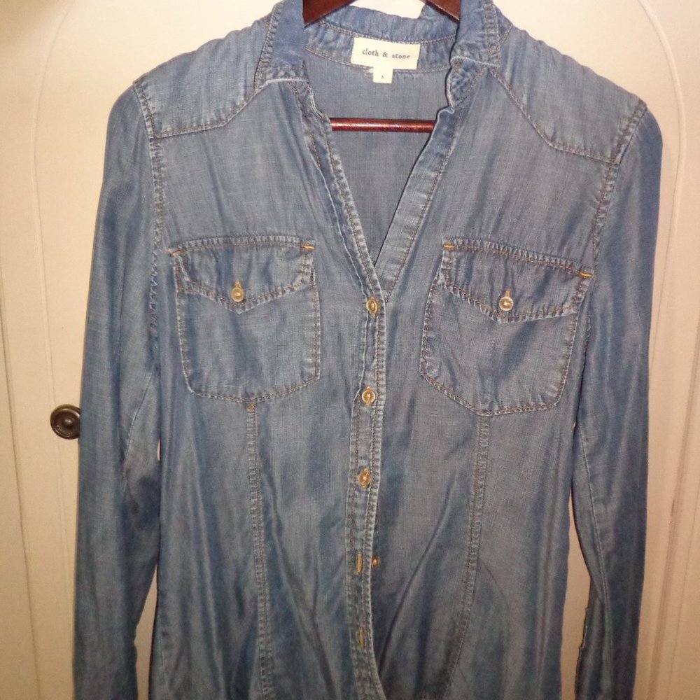 Anthropologie Cloth & Stone Hi-Lo Fitted Button Denim Shirt S Roll-Tab Sleeves